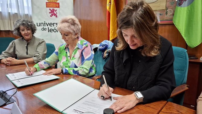 La presidenta de Aderle y la rectora de la ULE, este viernes durante la firma del convenio.