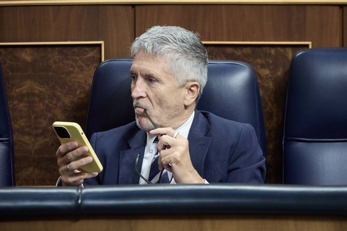 El ministro de Interior, Fernando Grande-Marlaska, durante una sesión plenaria, en el Congreso de los Diputados, a 9 de octubre de 2024, en Madrid (España). 