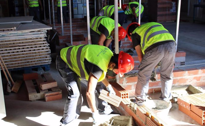 Archivo - Trabajadores del sector de la construcción.