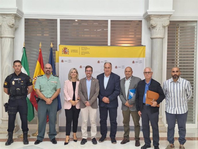 Foto de grupo tras la reunión de la comisión provincial para la prevención y erradicación de la violencia en el fútbol