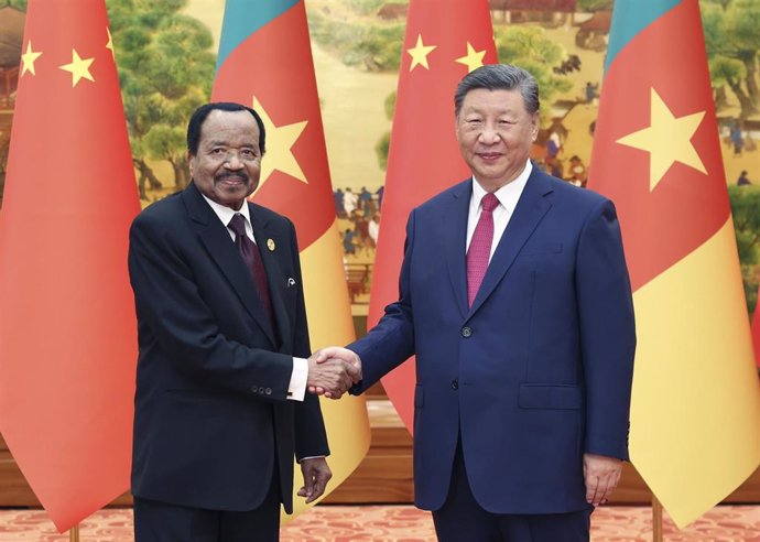 Archivo - El presidente de Camerún, Paul Biya, con su homólogo chino, Xi Jinping