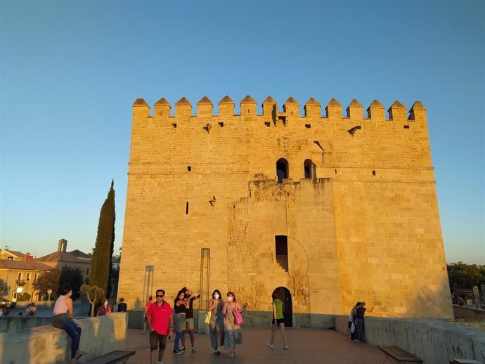 Archivo - Turistas en el Puente Romano, ante a la Torre de la Calahorra.