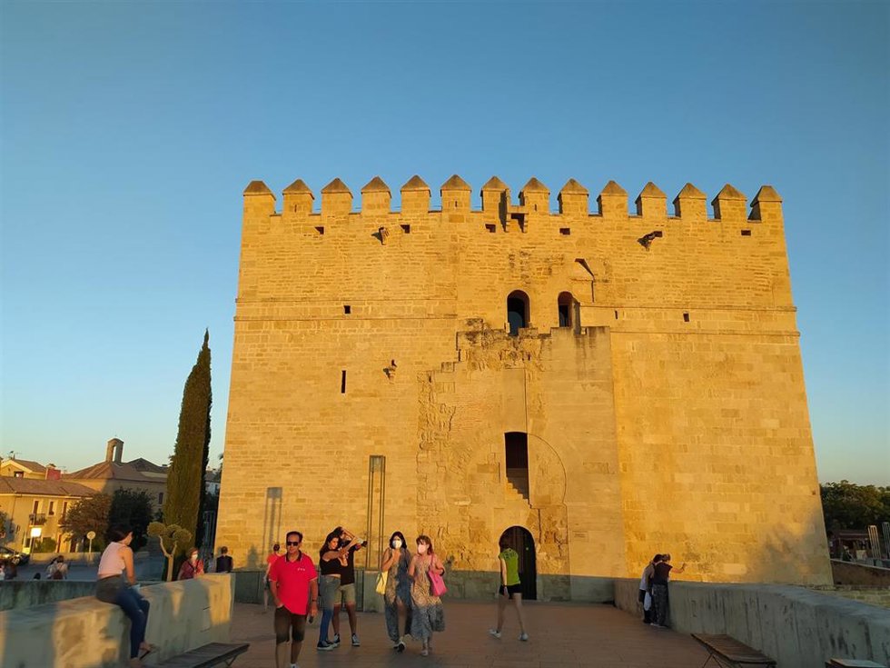Archivo - Turistas en el Puente Romano, ante a la Torre de la Calahorra.