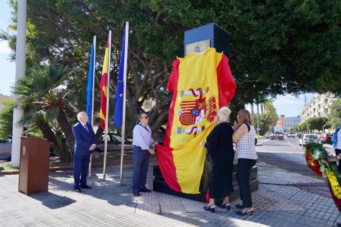 Los padres de una de las víctimas, Antonio Molina Martín, descubren la placa.