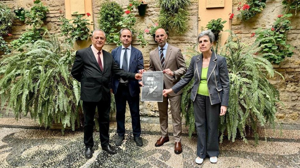 Eduardo Lucena (segundo por la dcha.) en la presentación de actividades por el 150 aniversario del nacimiento de Julio Romero de Torres.