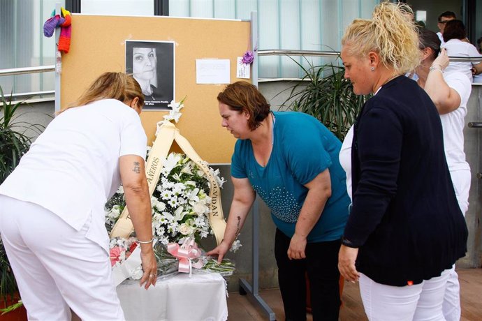 Ofrenda floral en el centro residencial El Zapillo, en Almería, donde trabajaba la mujer asesinada en Roquetas de Mar (Almería).