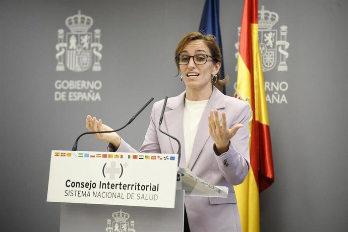 La ministra de Sanidad, Mónica García, durante una rueda de prensa tras el pleno del Consejo Internacional del Sistema Nacional de Salud (CISNS), en la sede del Ministerio de Sanidad, a 11 de octubre de 2024, en Madrid (España). El Ministerio de Sanidad