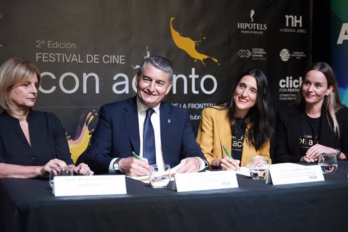 La alcaldesa de Jerez, María José García-Pelayo; el consejero de la Presidencia, Antonio Sanz; la presidenta de la Asoc. Cultural Artes Escenicas y Audiovisuales de Jerez, Lidia María Jaime; y la directora de la Escuela, María Espejo.