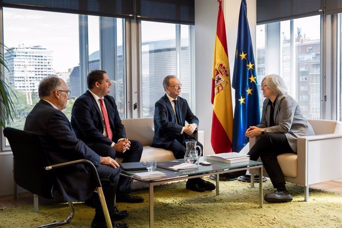 Momento de la reunión entre representantes del Gobierno de Ceuta y de Sepes.