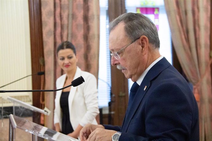 Archivo - La Ministra de Juventud e Infancia, Sira Rego, y el presidente de la Ciudad Autónoma de Ceuta, Juan Jesús Vivas, durante una rueda de prensa tras una reunión, en el Palacio de la Asamblea, a 4 de septiembre de 2024, en Ceuta (España). 