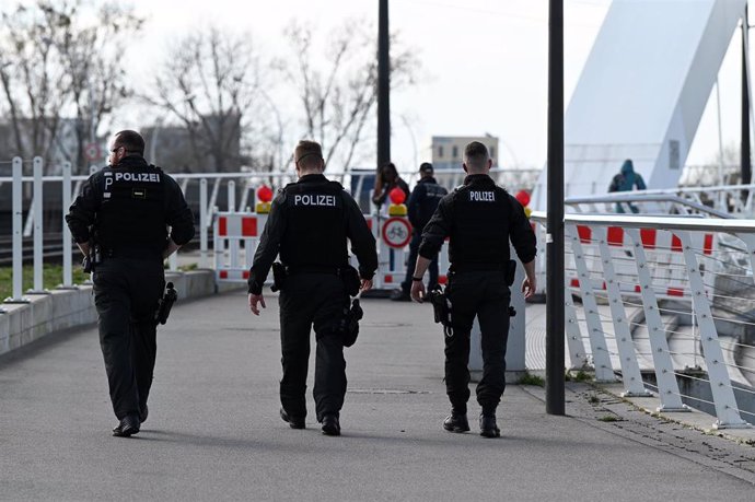 Archivo - Policías alemanas en un control fronterizo.