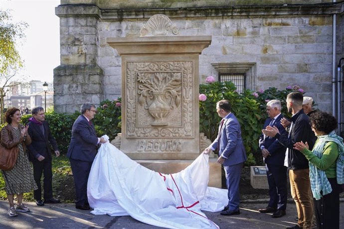 El alcalde de Bilbao, Juan Mari Aburto, descubre el escudo conmemorativo de la anteiglesia de Begoña