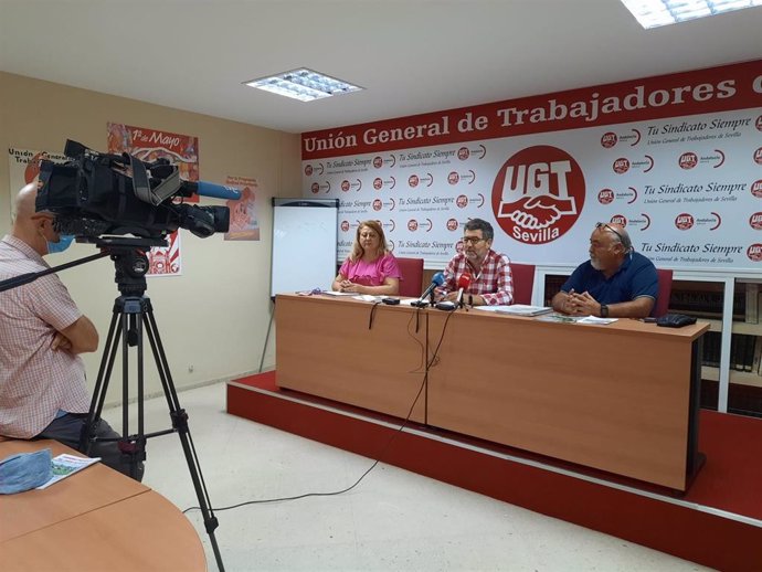 Archivo - A la izquierda de la imagen, María Iglesias en una rueda de prensa de UGT