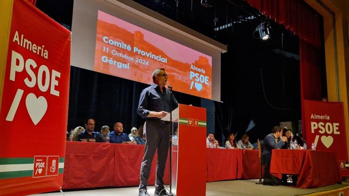 Juan Antonio Lorenzo interviene en el Comité Provincial durante la celebración del Comité Provincial del PSOE de Almería en Gérgal.