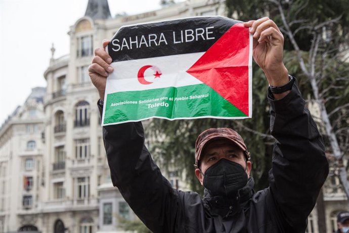 Archivo - March 30, 2022, Madrid, Madrid, Spain: Saharawis protest against Pedro Sanchez and ask for a referendum of self-determination in Western Sahara at the gates of the Spanish Parliament