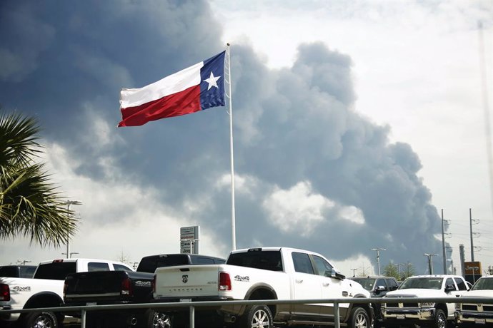 Archivo - HOUSTON, March 20, 2019  Heavy smoke is seen in the sky after a fire broke out at a petrochemical facility in southeastern Houston, Texas, the United States, March 19, 2019. Firefighters are still trying on Tuesday to control a fire, which has b