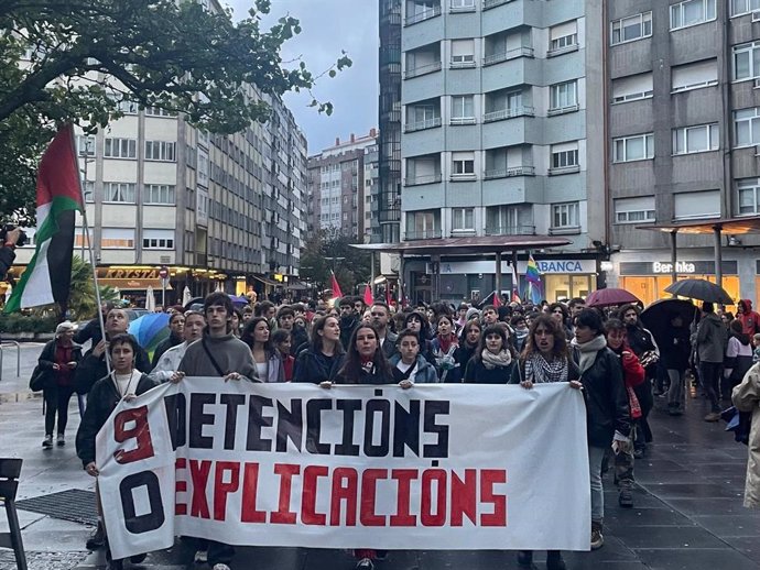 Manifestación en Santiago en protesta por las detenciones en una marcha pro Palestina celebrada en la capital gallega