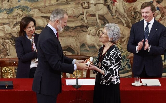 El Rey, Felipe VI, entrega el galardón a la historiradora estadounidense, Carla Rahn Phillips, a 11 de octubre del 2024.