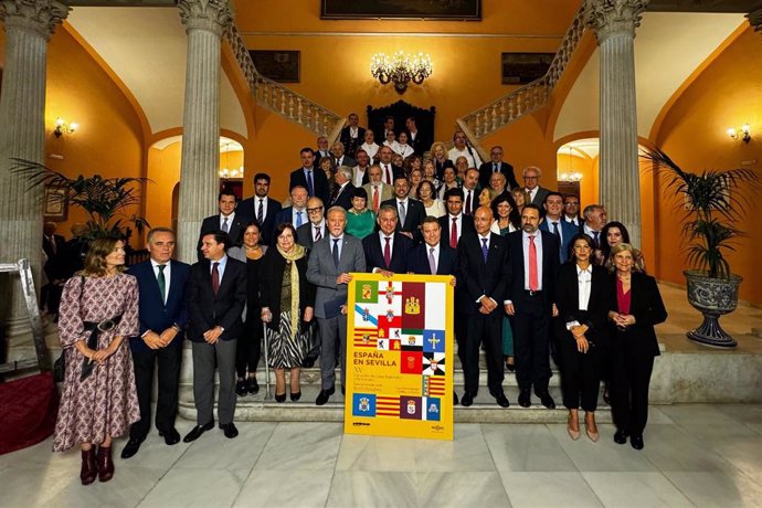 Foto de familia del XV Encuentro de Casas Regionales que se celebra en Sevilla.