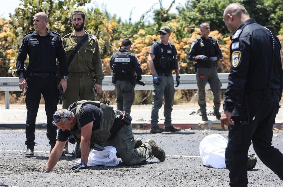 Archivo - Equipos de la Policía trabajan para retirar fragmentos de un proyectil caído en el norte de Israel