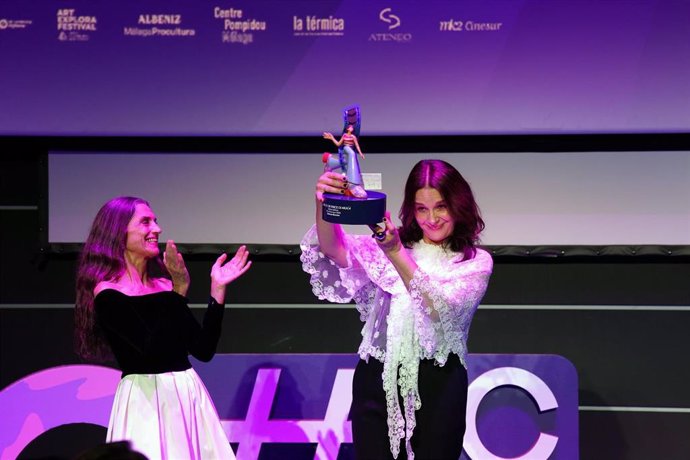 La actriz Juliette Binoche (d), junto a la actriz Ángela Molina (i), en la entrega del Premio Honorífico del Festival de Cine Francés de Málaga.