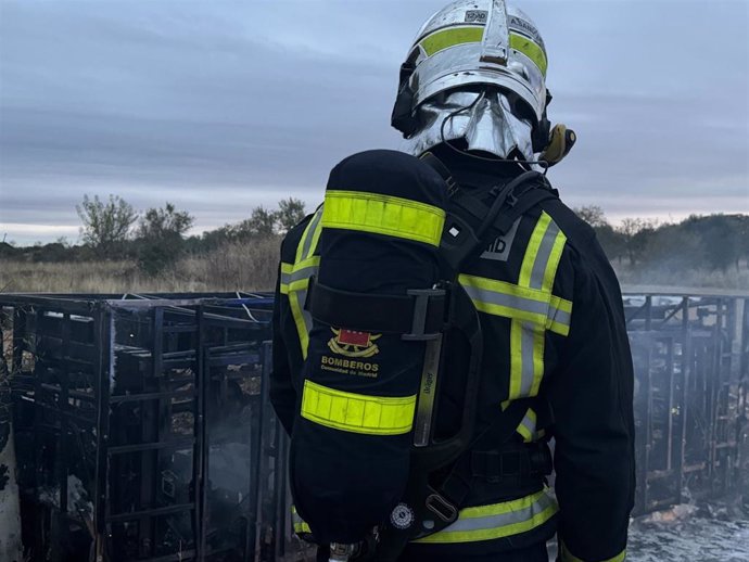 Sucesos.- Muere un camionero de 44 años al volcar su vehículo, que ardió después, en la M-221