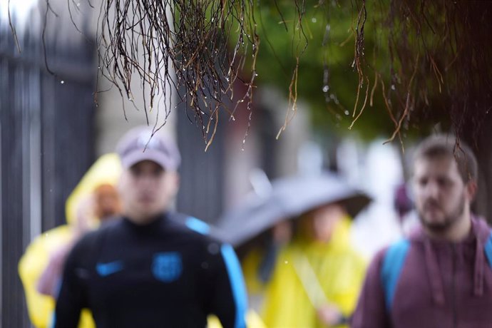 Transeúntes durante la intensa lluvia