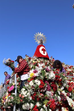 Archivo - El manto de la Virgen del Pilar se cubrirá este año con flores rojas.