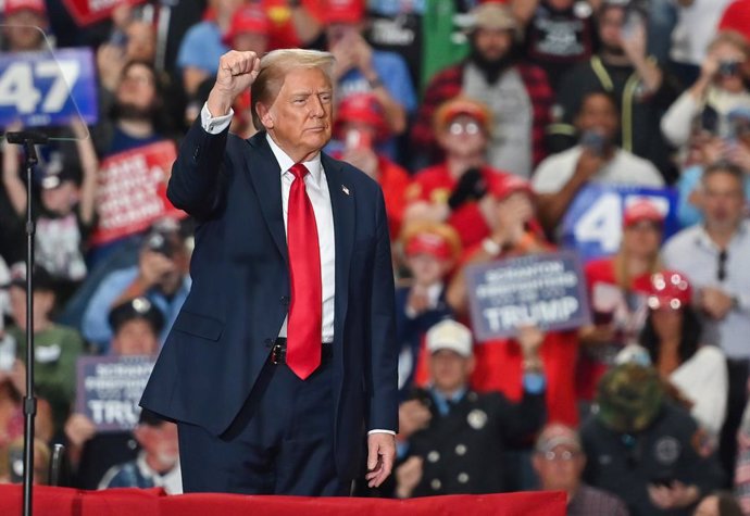 09 October 2024, US, Scranton: Former US President and Republican presidential nominee Donald Trump raises a fist at the end of his rally. Trump stopped at the Riverfront Sports Complex in Scranton, Pennsylvania to speak to voters. Photo: Aimee Dilger/SOP