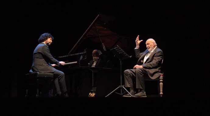 Archivo - El actor Héctor Alterio actuando en la obra 'Una pequeña historia'