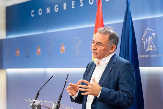 El diputado de Sumar Enrique Fernando Santiago Romero durante una rueda de prensa, en el Congreso de los Diputados, a 3 de octubre de 2024, en Madrid (España). 