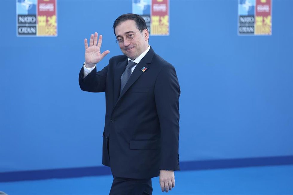 Archivo - El ministro español de Asuntos Exteriores, José Manuel Albares, saluda a su llegada a la segunda y última jornada de la Cumbre de la OTAN 2022 en el Recinto Ferial IFEMA MADRID, a 30 de junio de 2022, en Madrid (España). La Cumbre de la OTAN 2