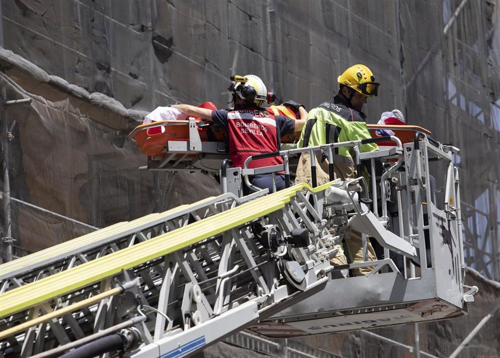 Archivo - Los bomberos rescatan a un trabajador de la construcción tras caer de una de las plantas del edificio en obras de la Plaza del Duque a 23 de junio del 2023 en Sevilla (Andalucía, España).