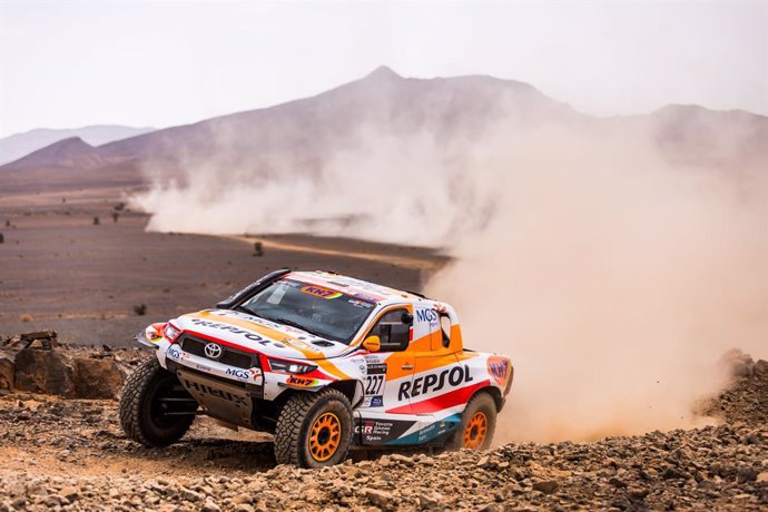 Isidre Esteve y su copiloto Txema Villalobos, al mando del Toyota Hilux T1+ del Repsol Toyota Rally Team en el Rally de Marruecos.