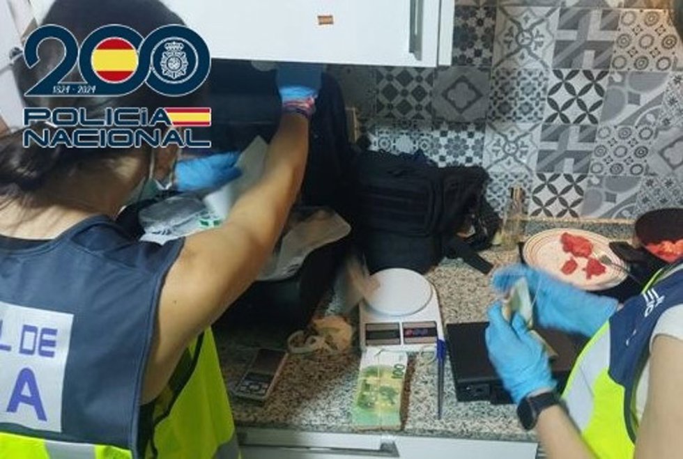 Agentes de la Policía Nacional han detenido, en el distrito valenciano de Trnsits a una mujer y a dos hombres acusados de la venta de cocaína al menudeo. En el registro en su vivienda fueron incautado diversas sustancias estupefacientes, además de 28.0