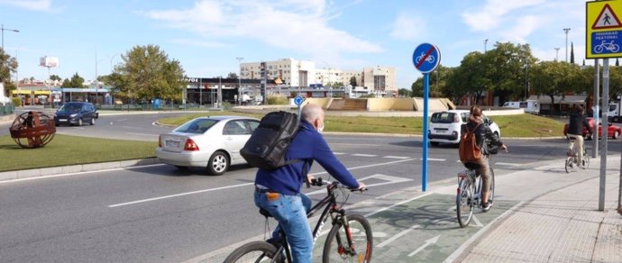 Archivo - Imagen de archivo de un carril bici en la provincia de Sevilla.