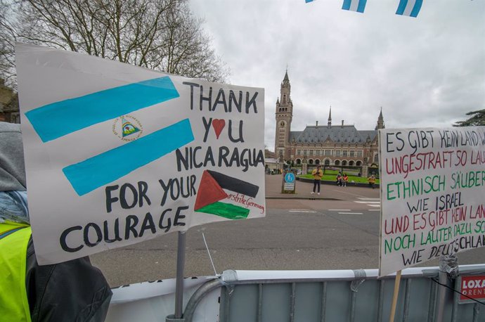 Archivo - April 9, 2024, The Hague, South Holland, Netherlands: View of Placards with inscriptions during the second-day of the International Court of Justice (ICJ) hearing. A group of Palestinian and Nicaraguan supporters, gathered by the Holocaust Memor