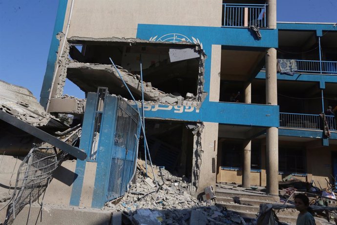 Archivo - July 14, 2024, Nuseirat, Gaza Strip, Palestinian Territory: Palestinians survey the damage following the Israeli military bombardment of the UNRWA (United Nations Relief and Works Agency for Palestine Refugees) run Abu Araban school, turned shel