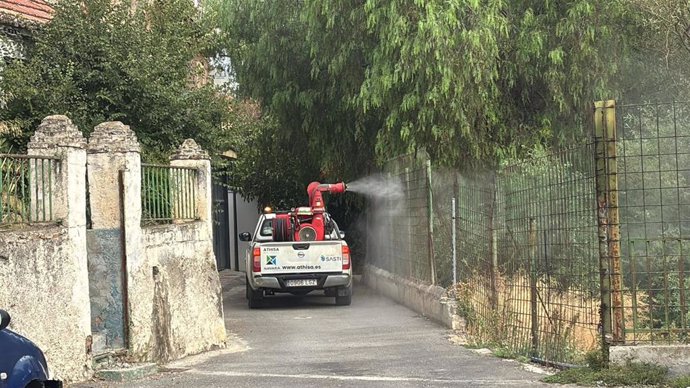 Labores de fumigación en Pinos Puente tras detectarse en un caballo el virus del Nilo