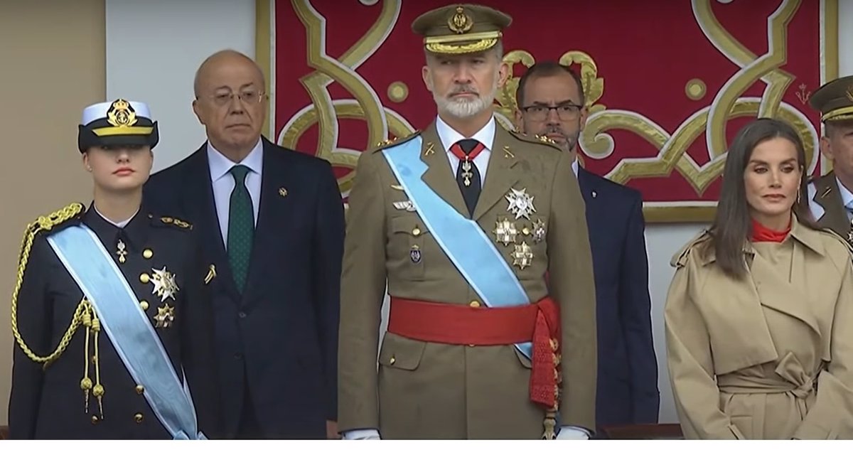 Los Reyes y la Princesa Leonor presiden un desfile por el Día de la Fiesta Nacional marcado por la fuerte lluvia