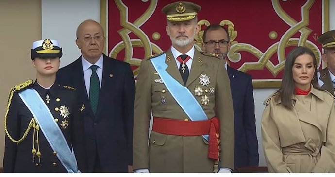 Arranca el desfile militar del 12 de octubre marcado por la fuerte lluvia