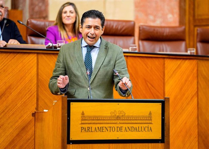 El diputado del PSOE-A Rafael Márquez, en el Pleno del Parlamento andaluz. (Foto de archivo).