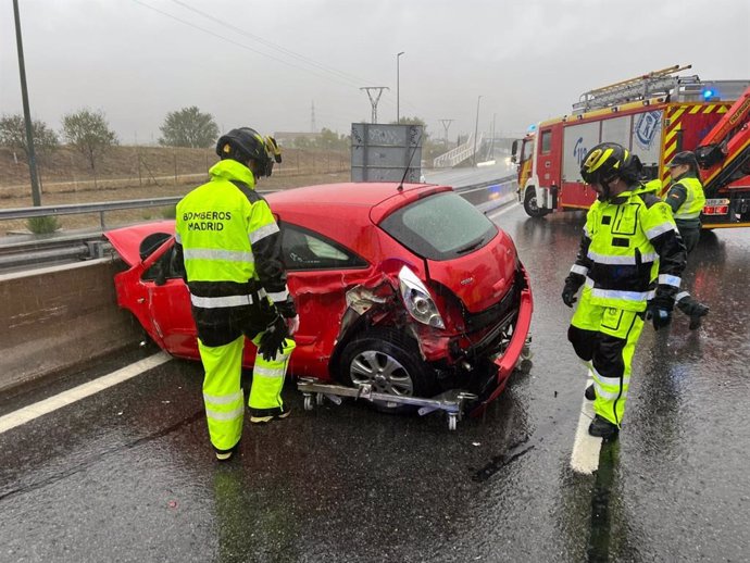 Un vehículo tras sufrir un accidente en la M607