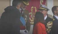 La fuerte lluvia no detiene el desfile terrestre por el Día de la Fiesta Nacional