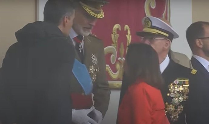 La fuerte lluvia no detiene el desfile terrestre por el Día de la Fiesta Nacional