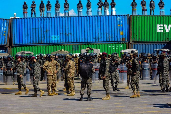 October 6, 2024, Islamabad, Pakistan: Pakistan Army soldiers stand guard in anticipation of former Prime Minister Imran Khan's supporters and activists amid the ongoing protests. Pakistan's capital was locked down on October 5, swarmed by security forces 