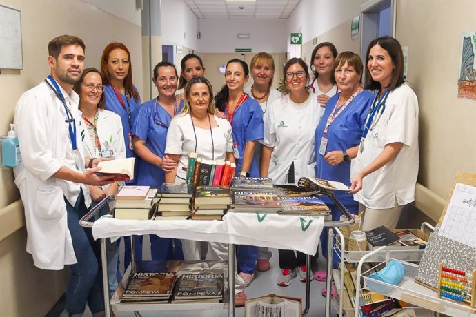 La unidad de cuidados paliativos del Hospital Regional cuenta ya con una "biblioteca con ruedas"