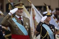 Centenares de ciudadanos arropan a las Fuerzas Armadas en un desfile del 12 de octubre marcado por la fuerte lluvia