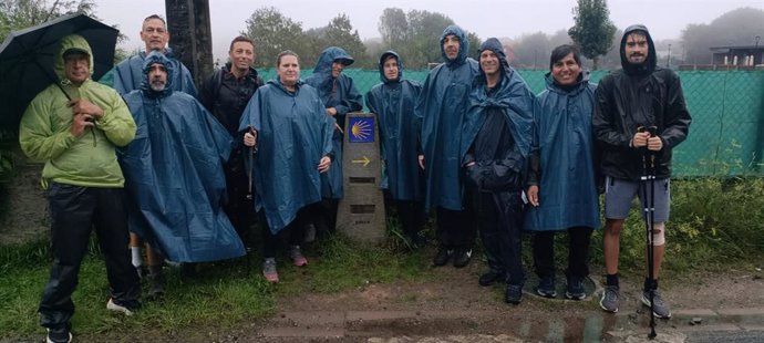 Grupo de internos y voluntarios en un tramo del Camino de Santiago, en una acción promovida por Instituciones Penitenciarias.