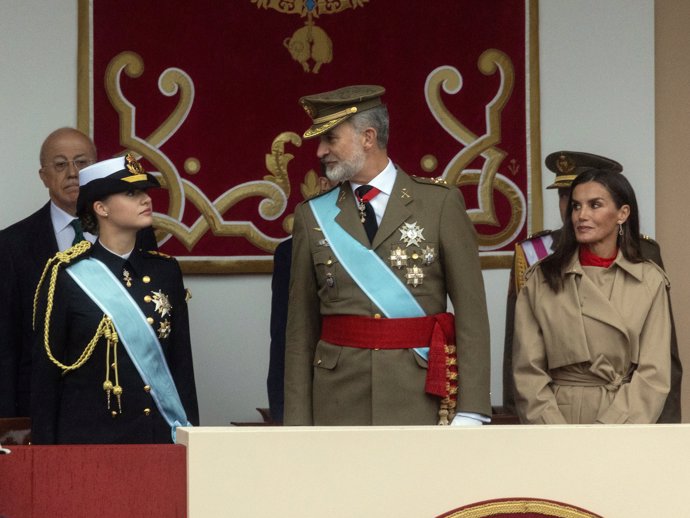 La princesa Leonor, el Rey Felipe VI y la Reina Letizia durante el acto solemne de homenaje a la Bandera Nacional y desfile militar por el 12 de octubre, Día de la Hispanidad, en la Plaza de Cánovas del Castillo, a 12 de octubre de 2024, en Madrid (España